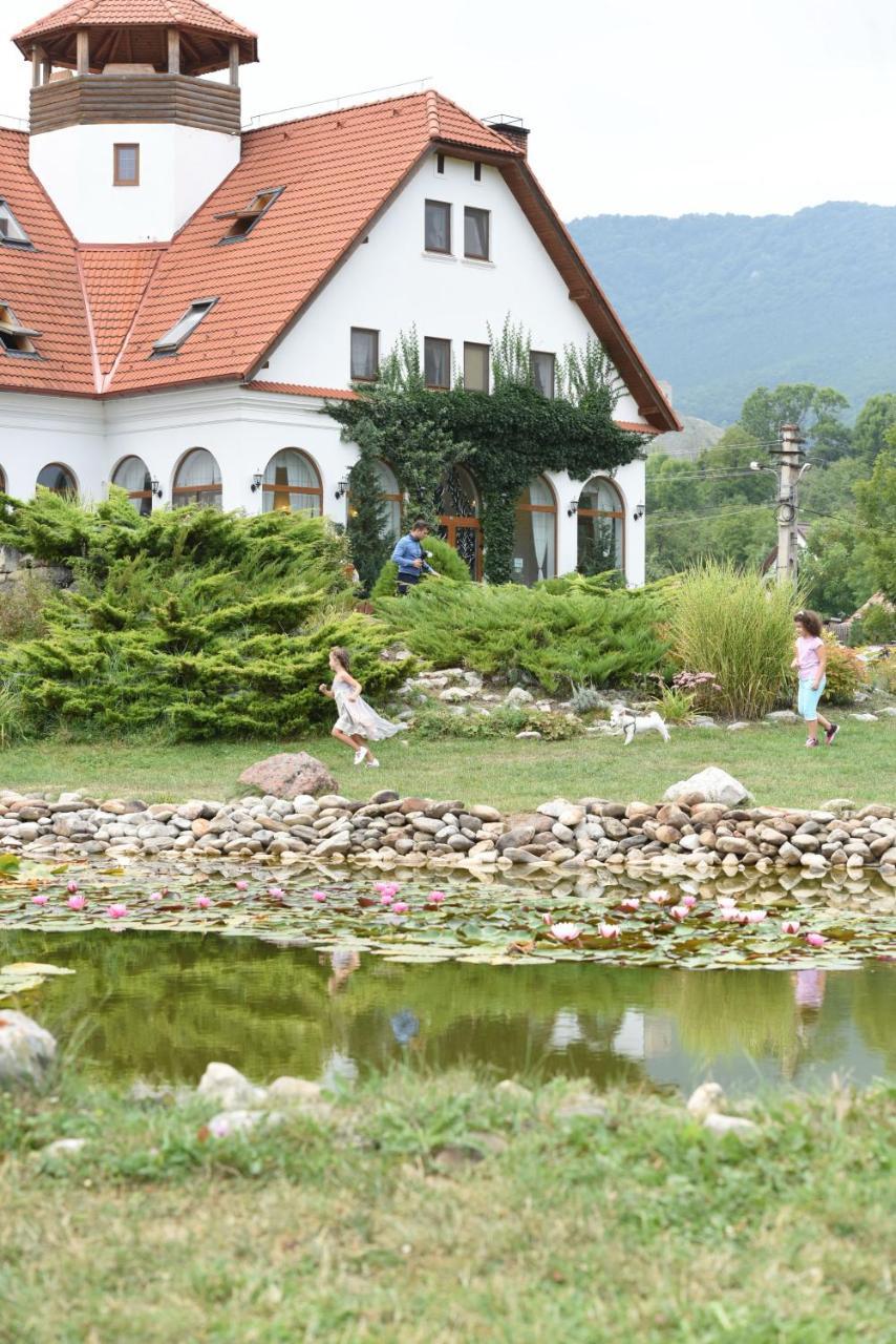 Conacul Secuiesc-Szekelyko Kuria Hotel Coltesti Exterior photo